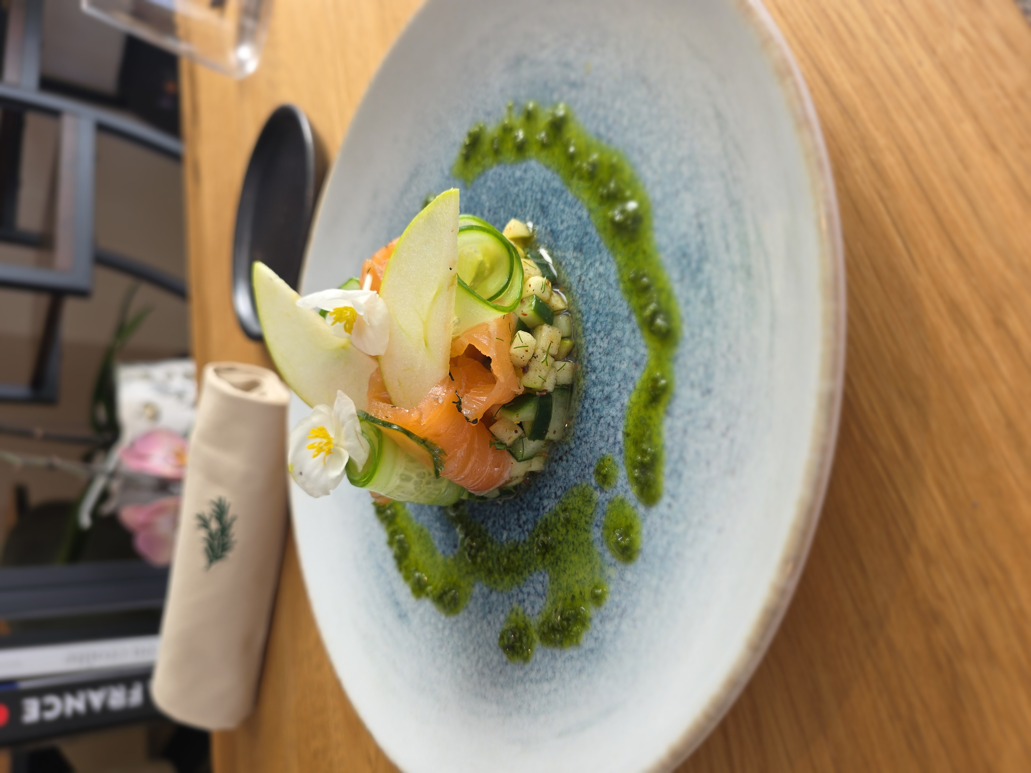 Tartare de saumon, concombre, pomme et fleurs comestibles