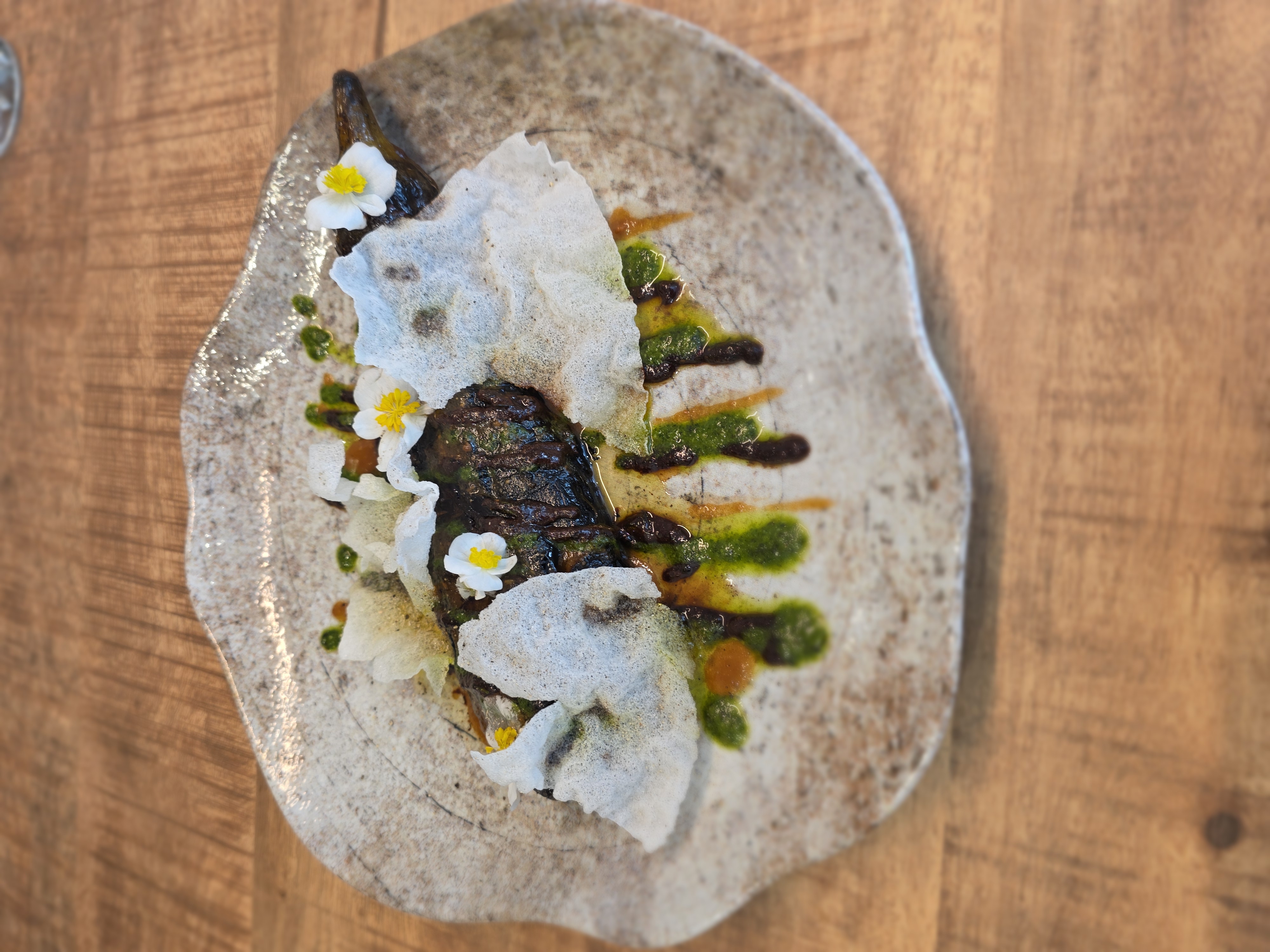 Plat aux champignons, chips de riz et fleurs