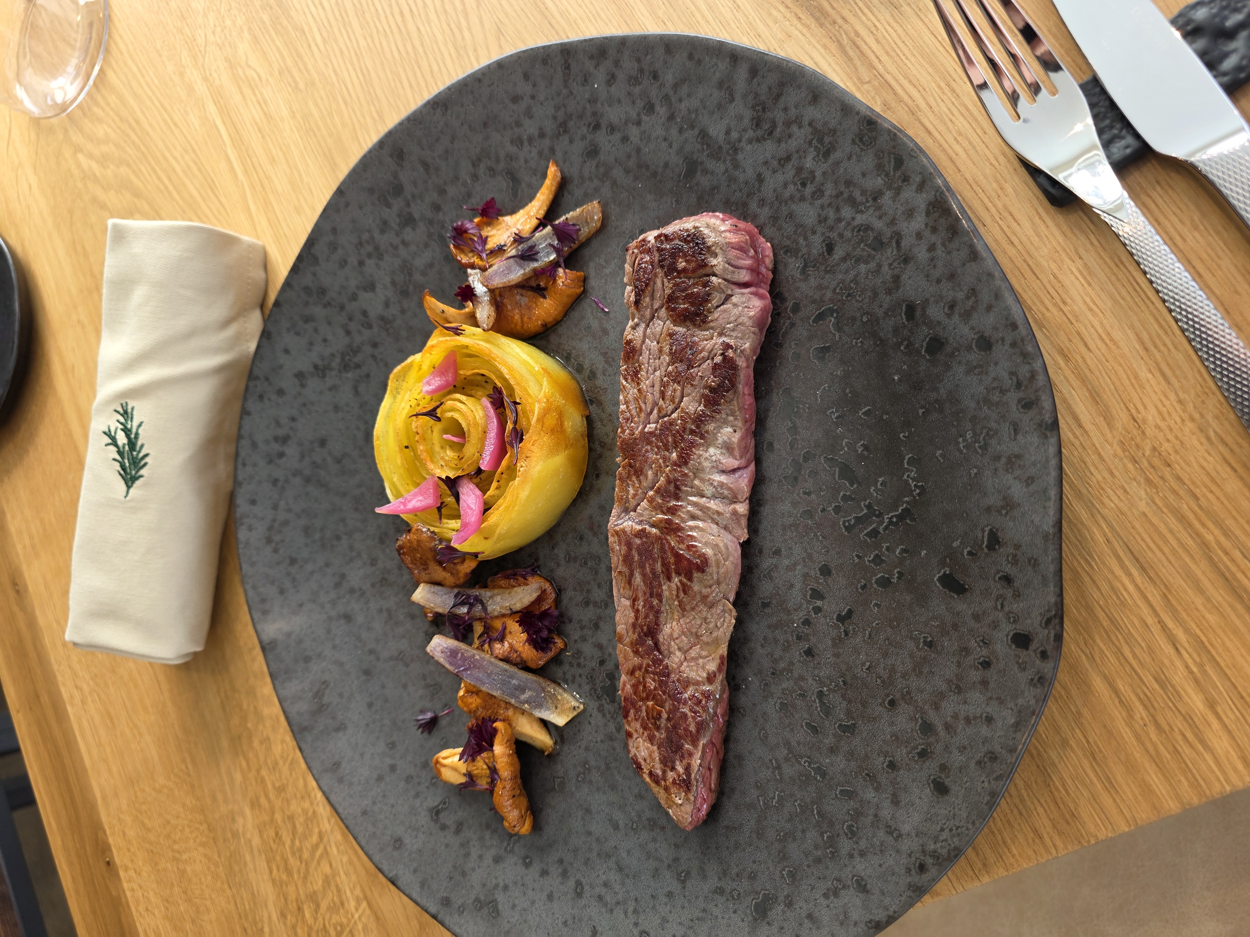 Pi&egrave;ce de b&oelig;uf, chanterelles et rose de l&eacute;gumes