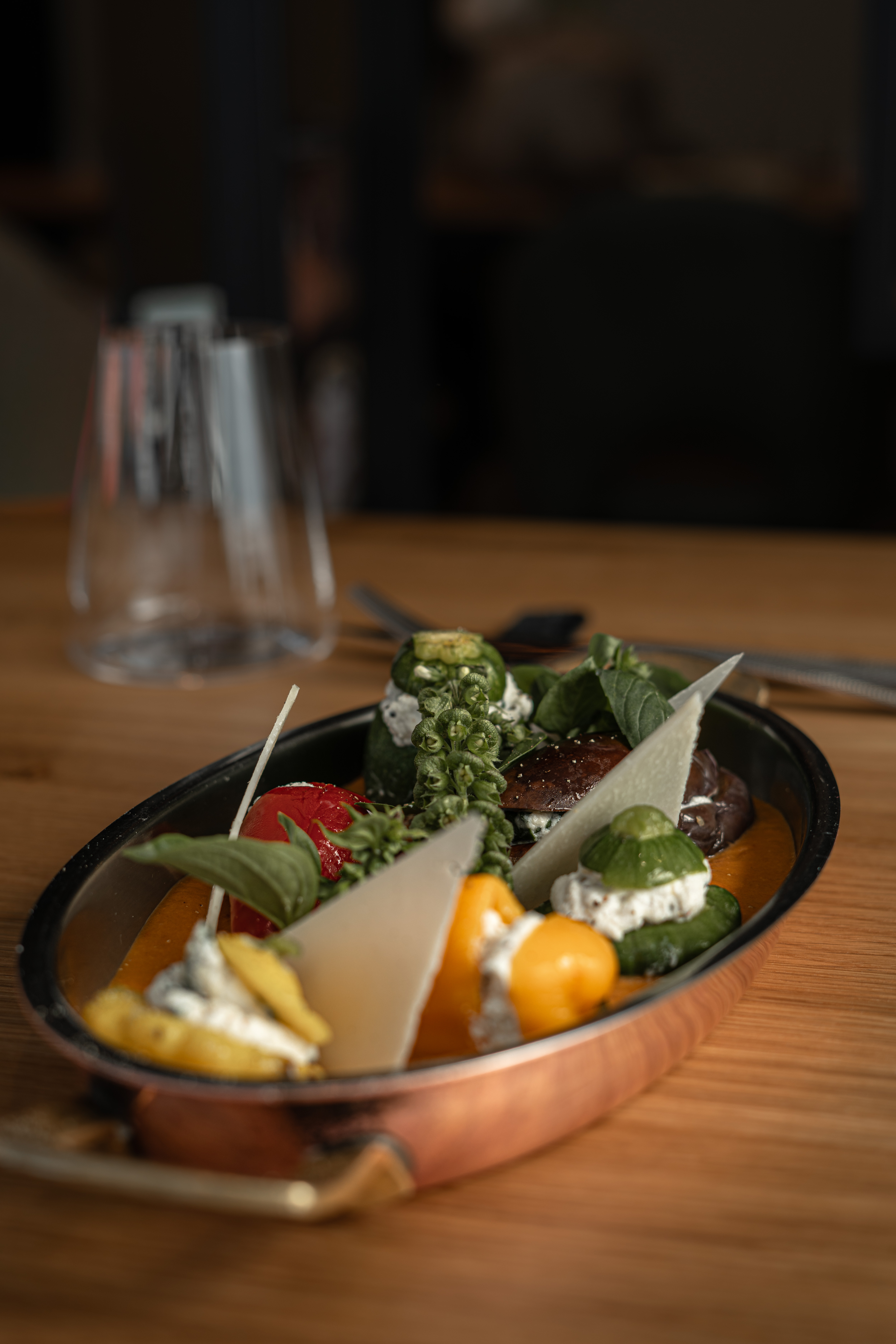 Assiette &agrave; partager, l&eacute;gumes color&eacute;s et fromage
