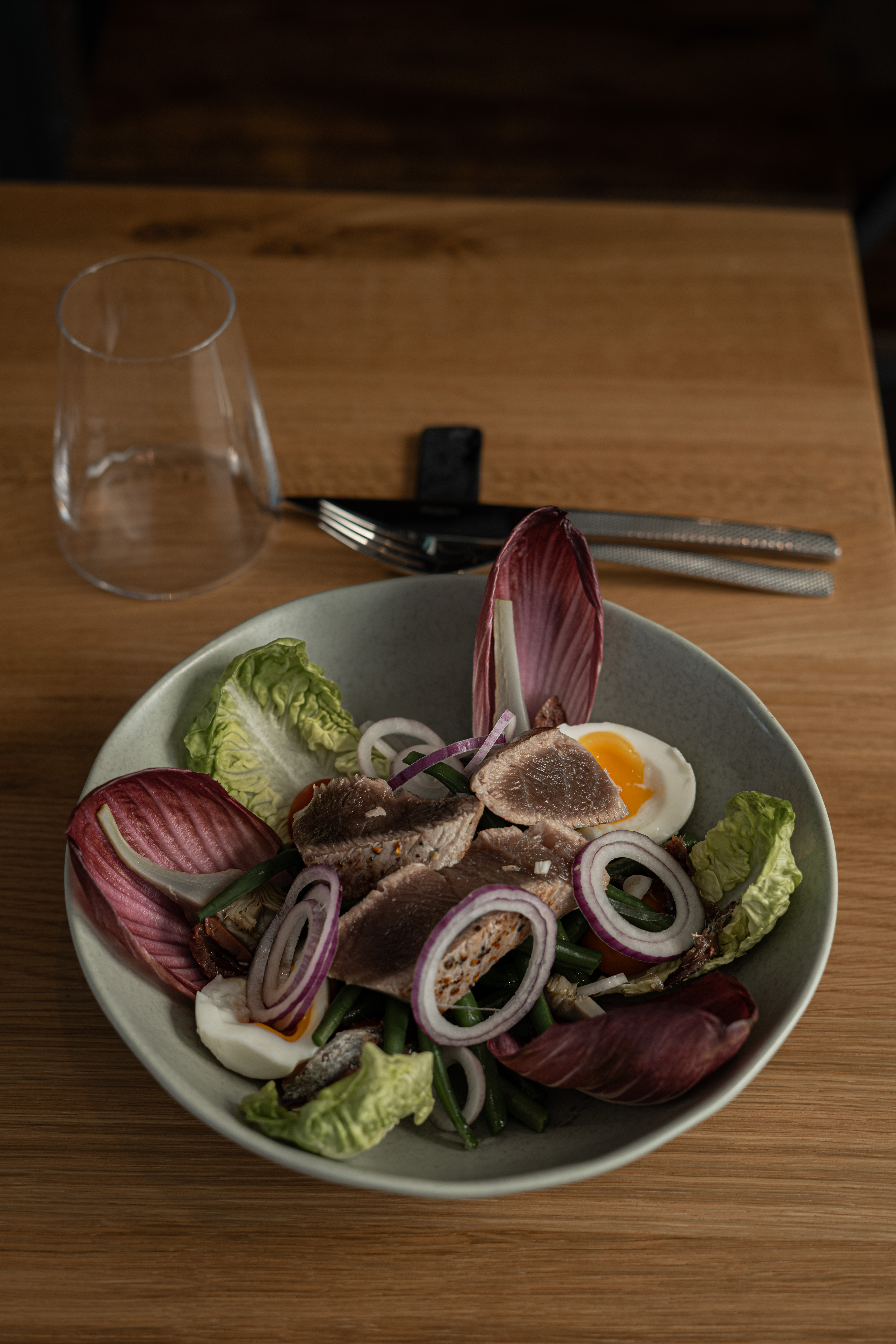 Salade compos&eacute;e bistro avec &oelig;uf et tr&eacute;vise