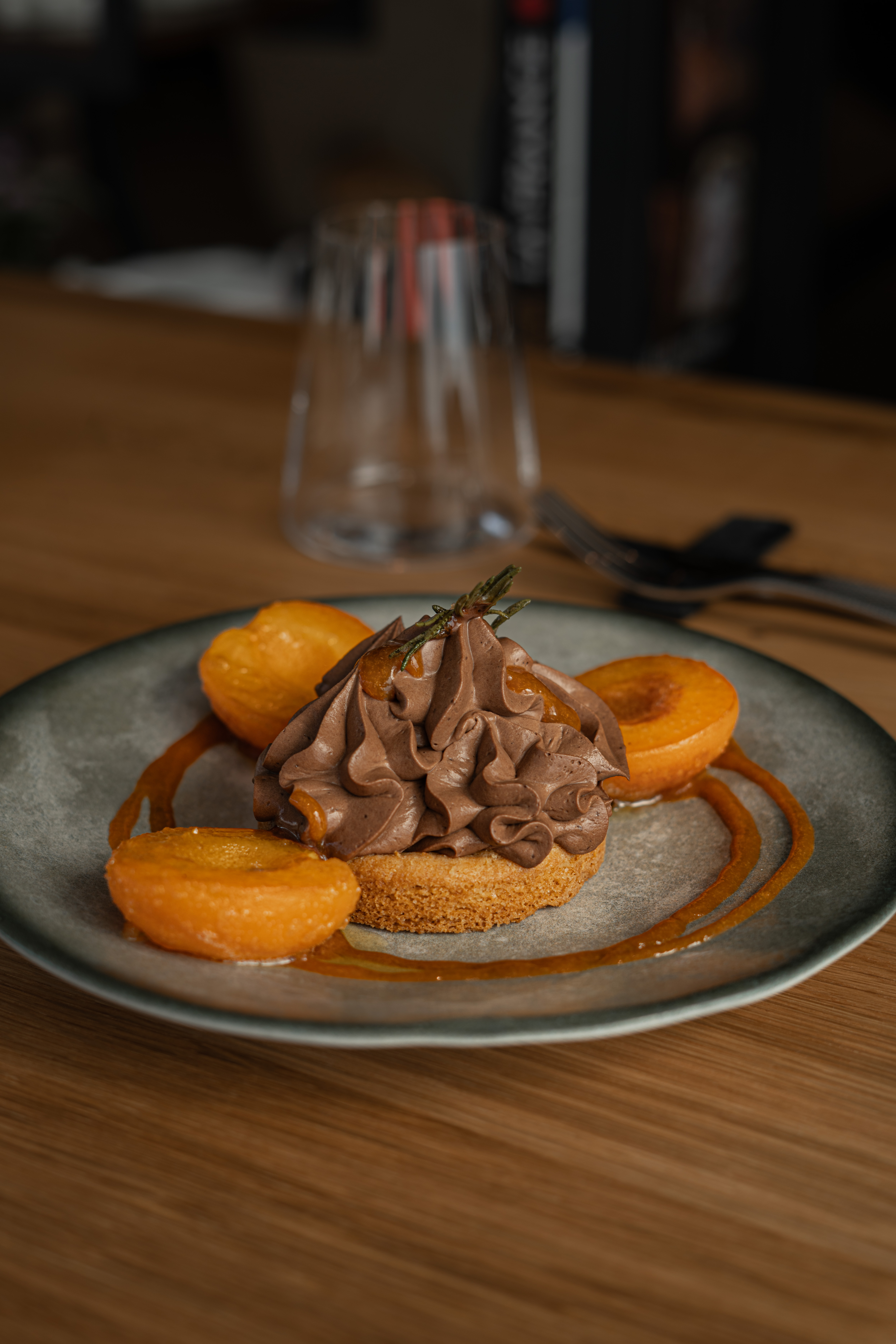 Dessert mousse chocolat et abricots caram&eacute;lis&eacute;s