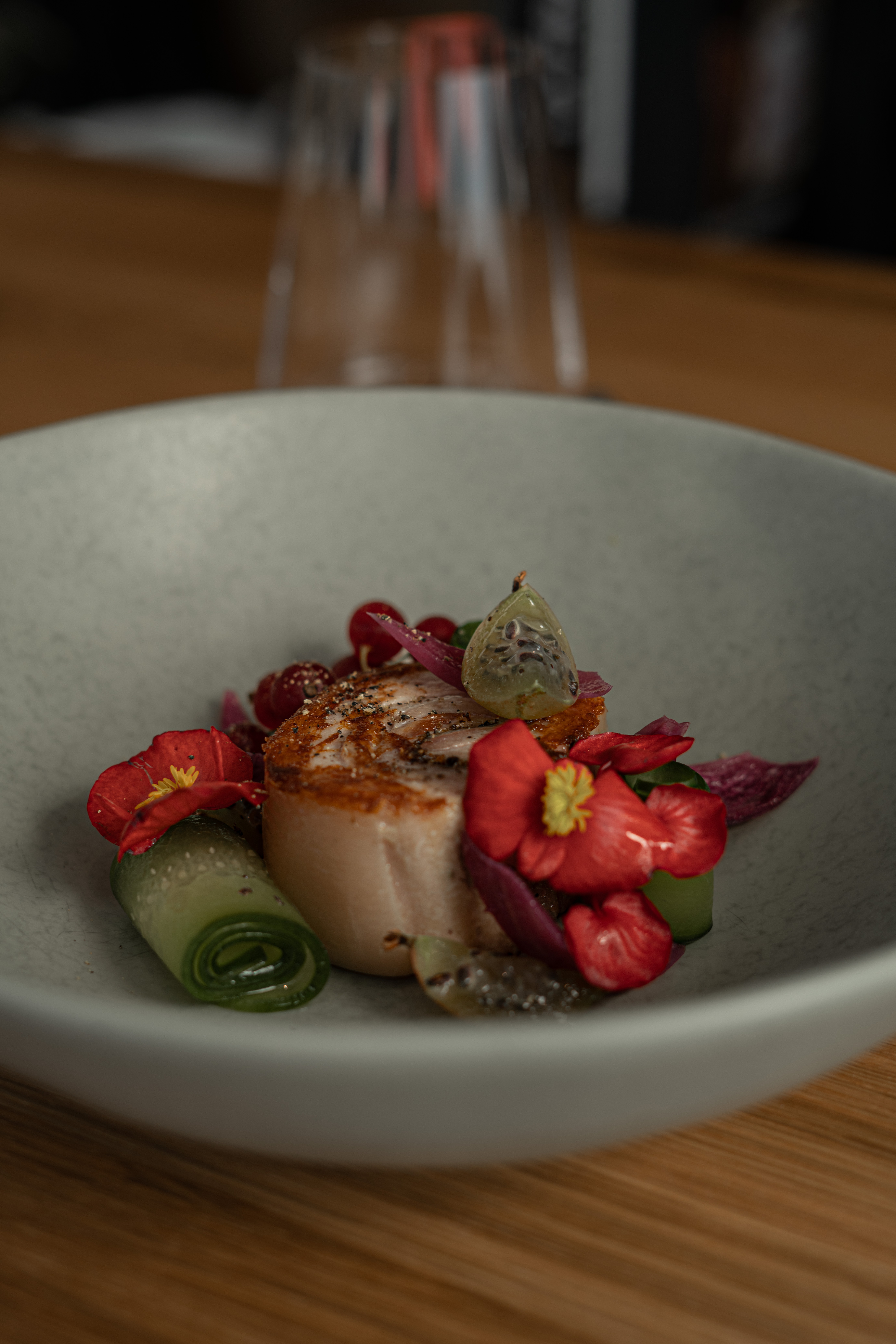 Plat de poisson saisi, fleurs comestibles et l&eacute;gumes