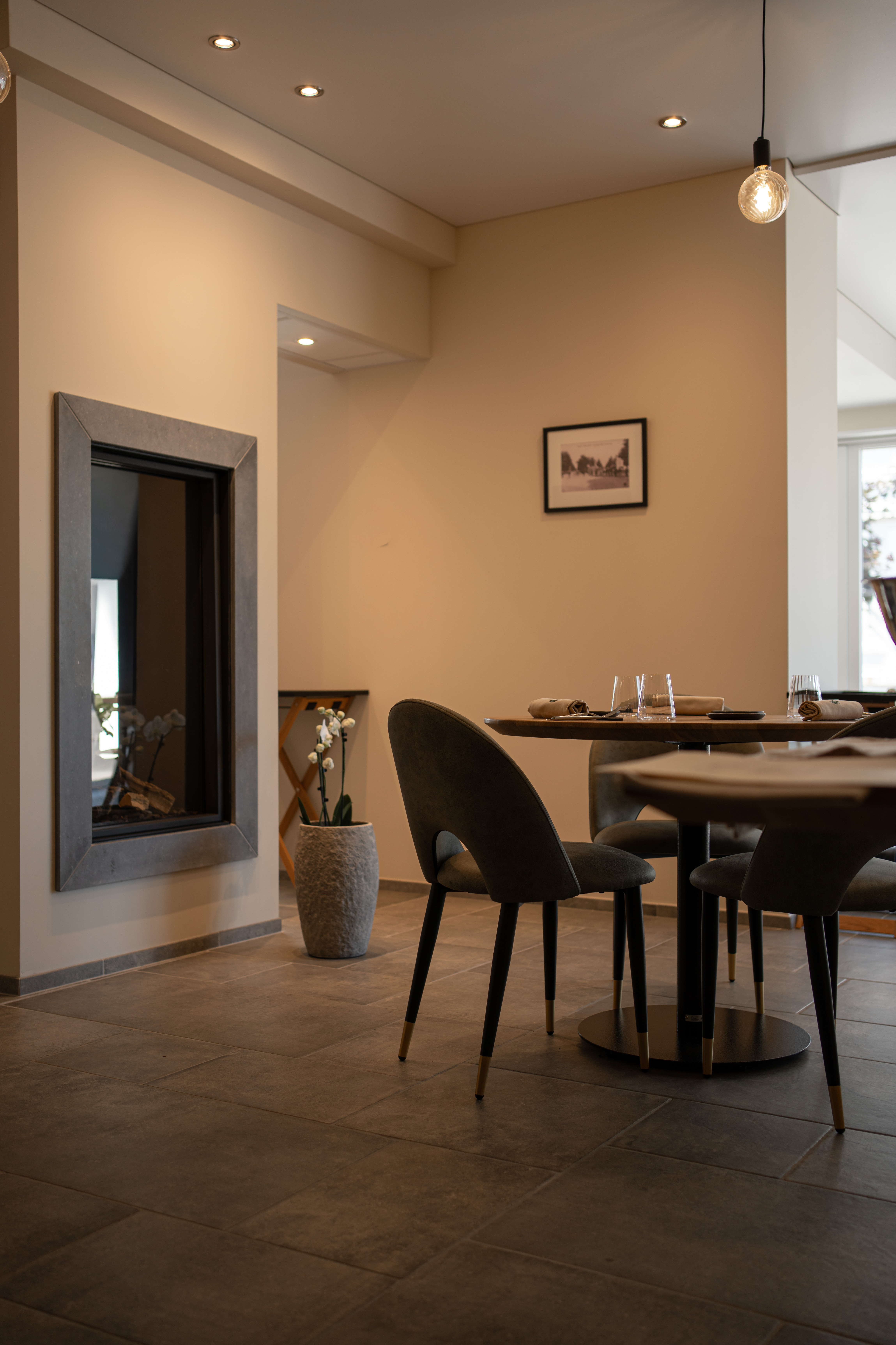 Table pr&egrave;s de la chemin&eacute;e, orchid&eacute;e et ambiance chaleureuse