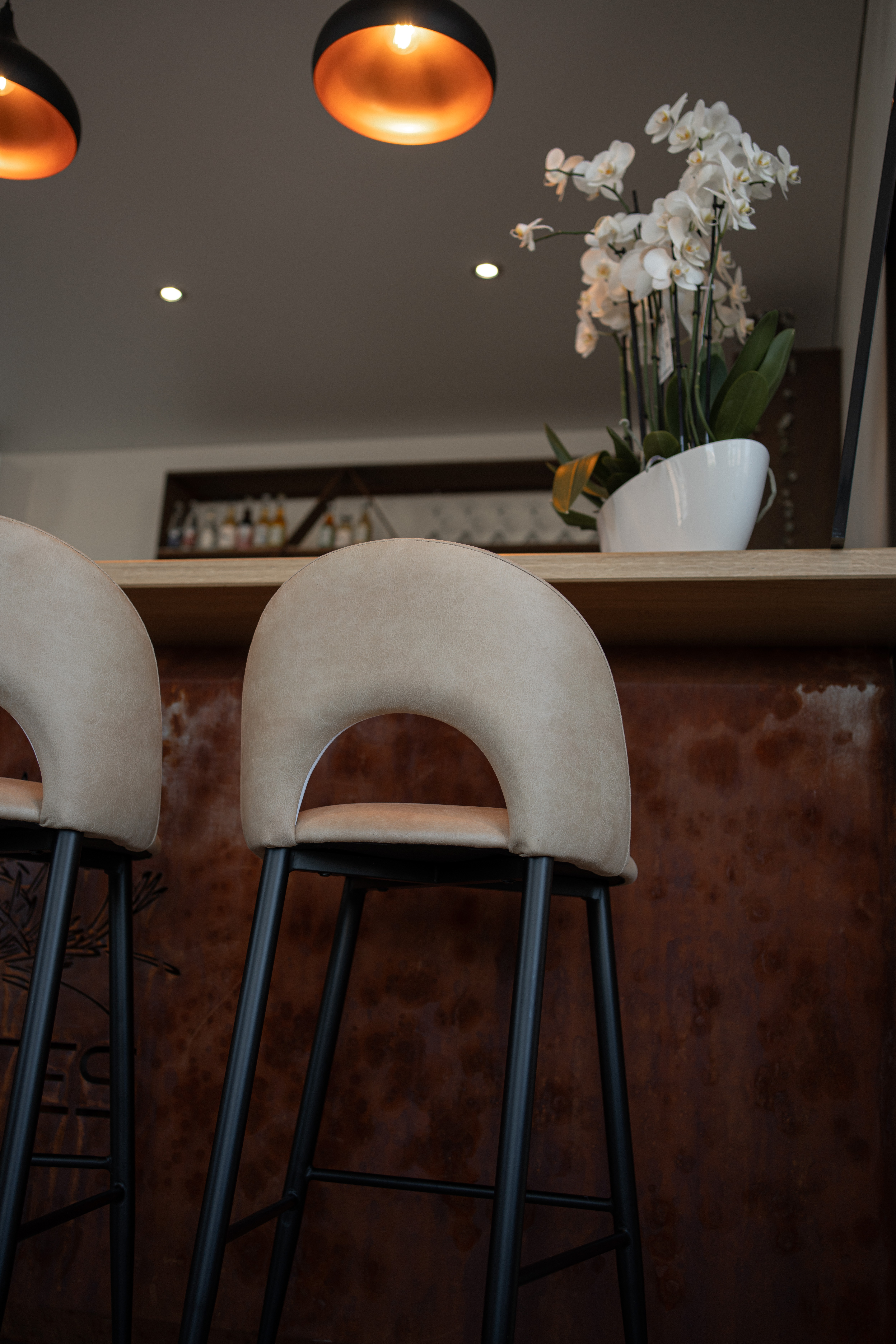 Tabourets du comptoir avec orchid&eacute;es blanches