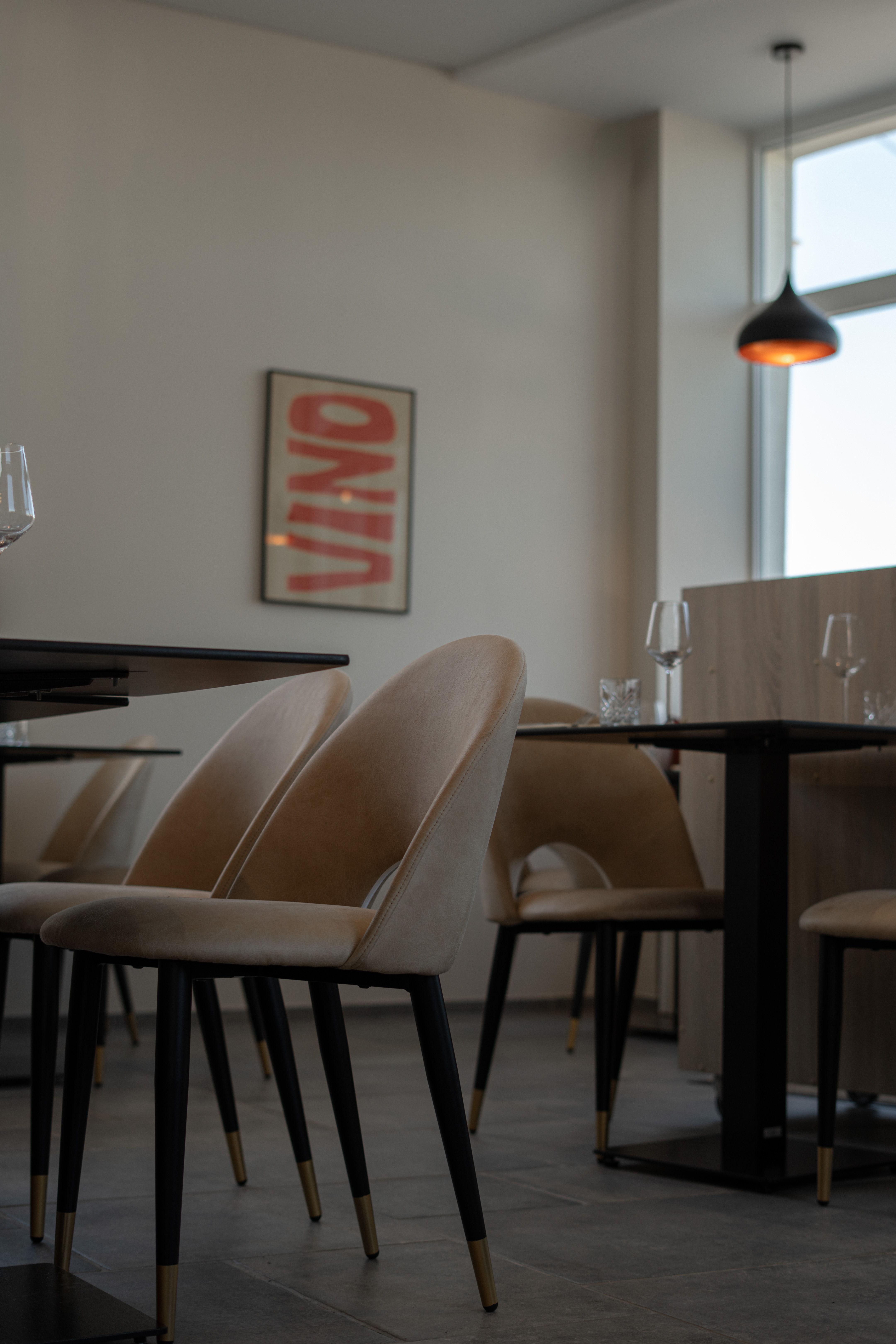 Tables dress&eacute;es avec affiche VINO au mur
