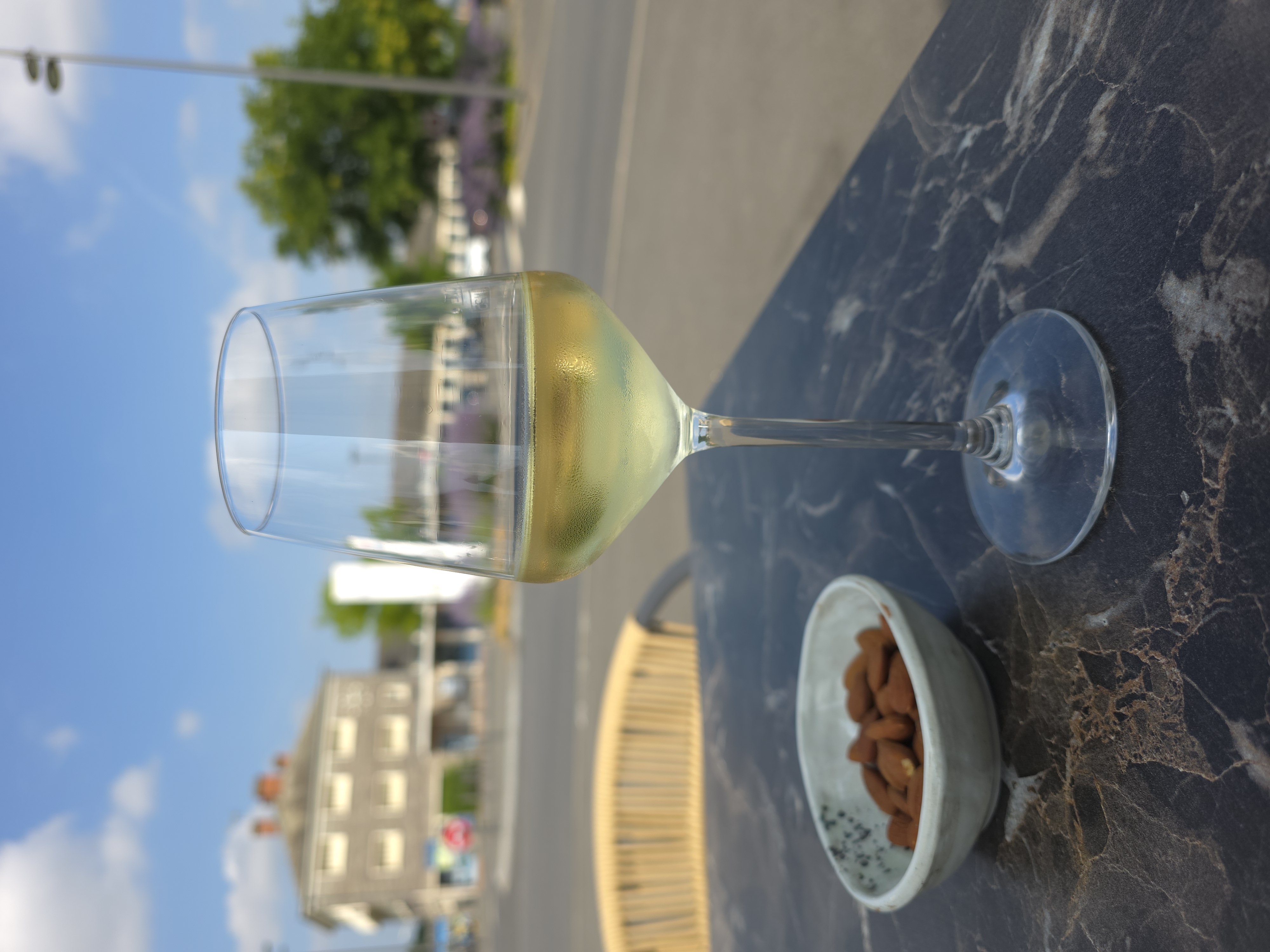 Verre de vin blanc en terrasse avec vue sur Givet