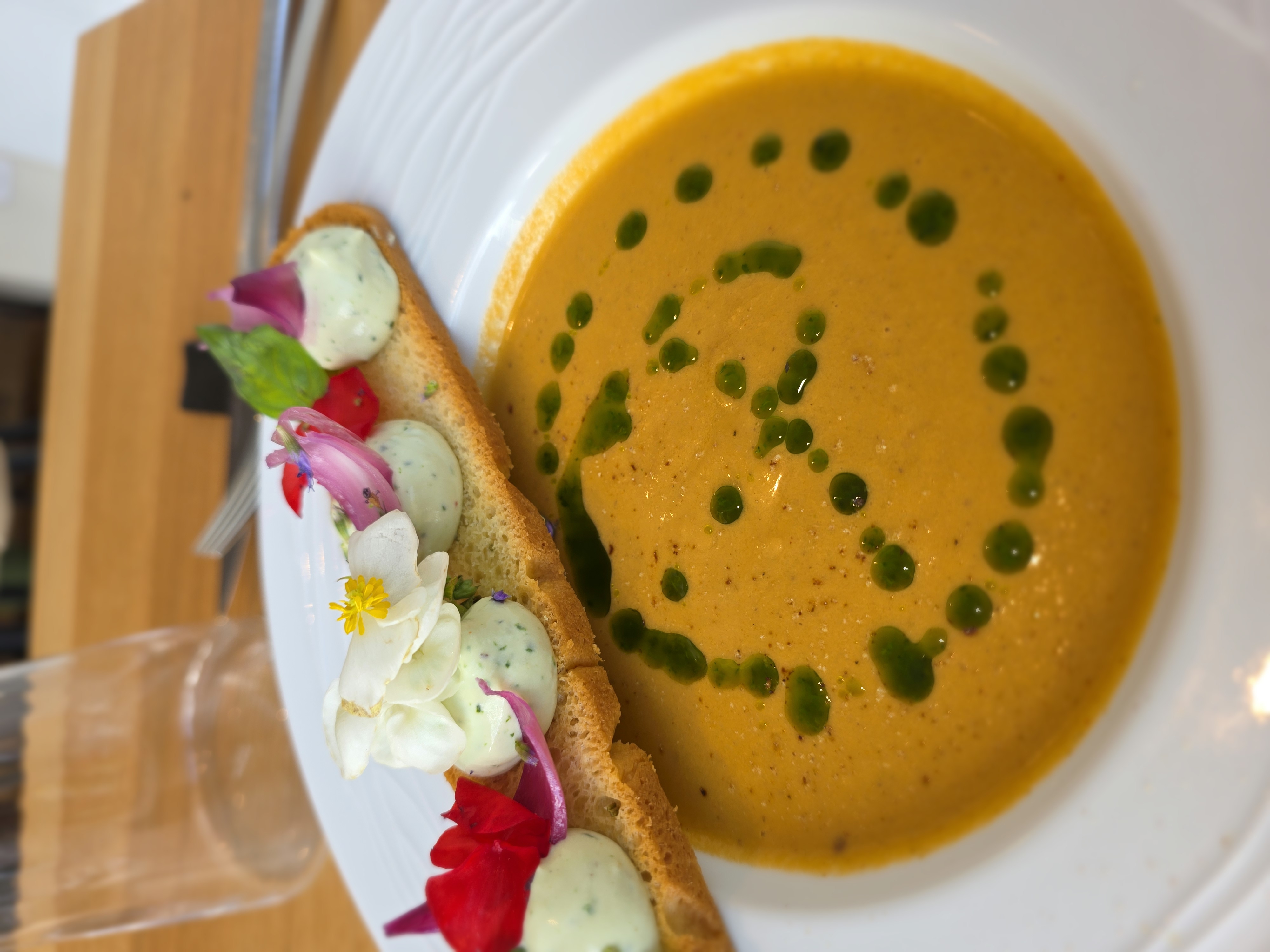 Velout&eacute; aux herbes, tartine fleurie et fromage frais