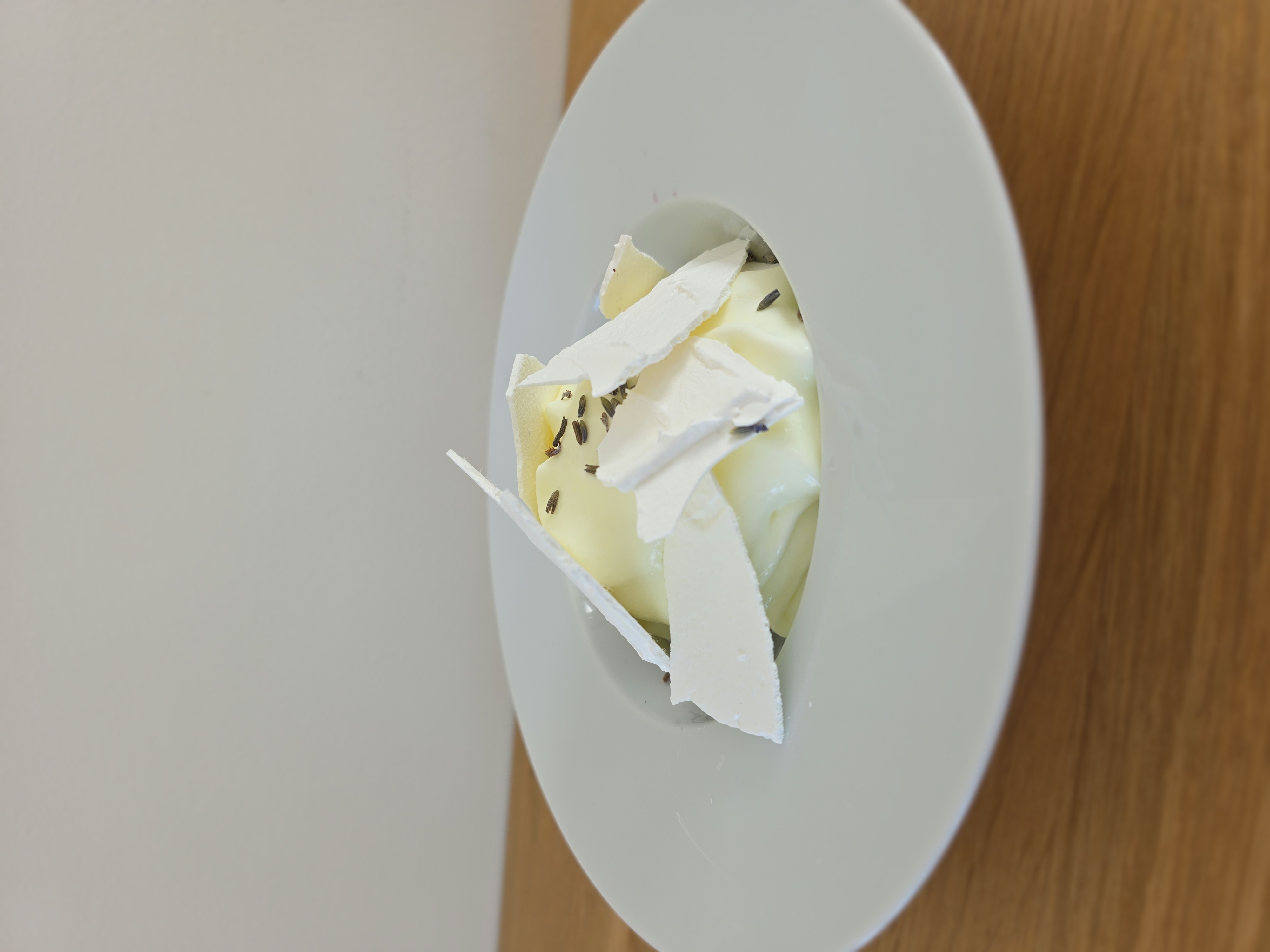 Dessert meringue, lavande et cr&egrave;me