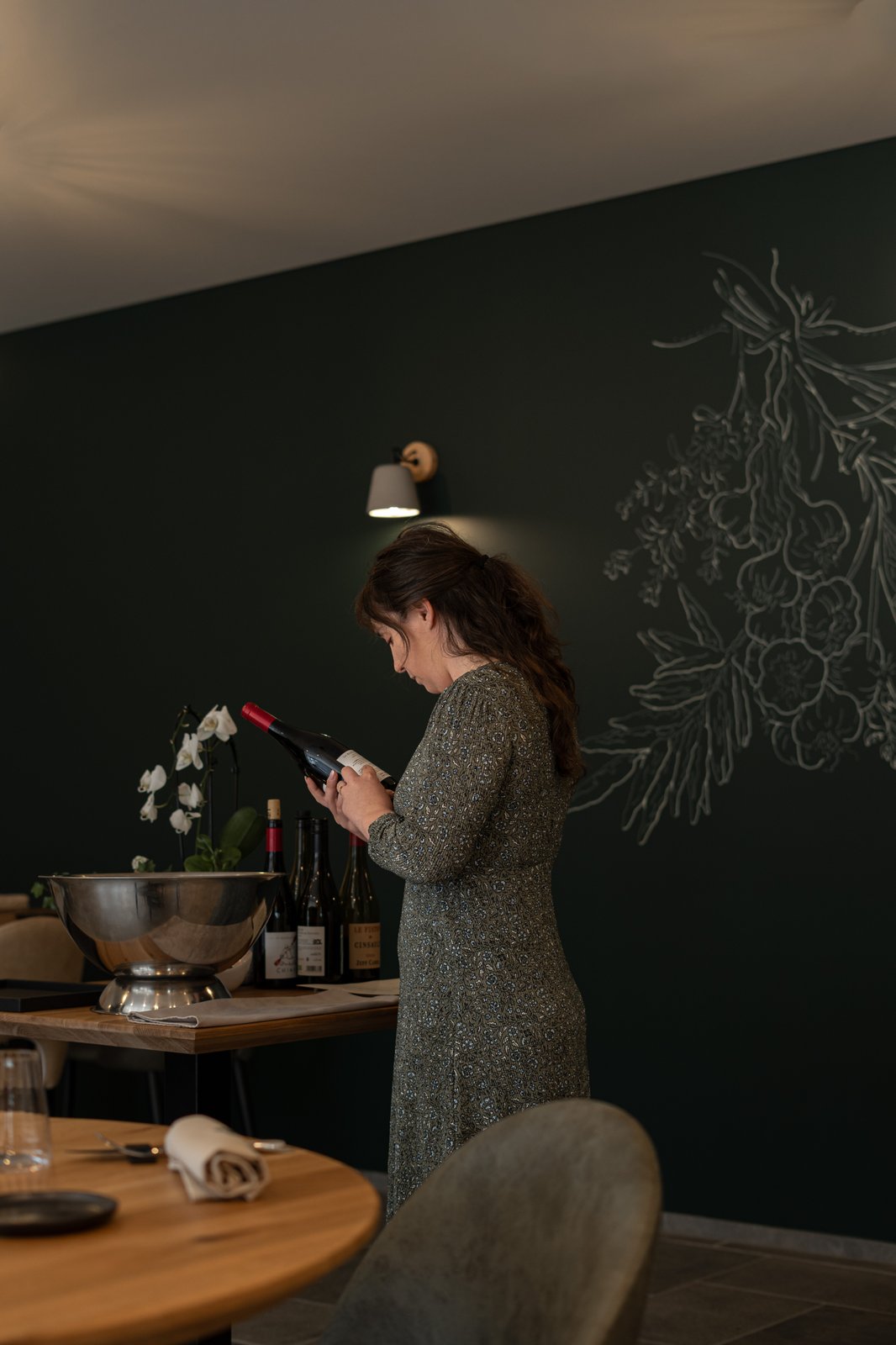 Ad&egrave;le choisissant un vin
