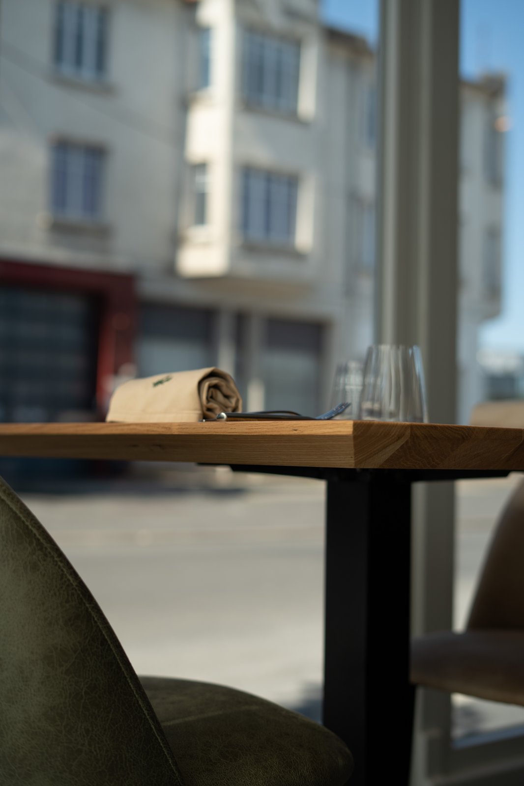 Table pr&egrave;s de la fen&ecirc;tre avec vue sur la rue