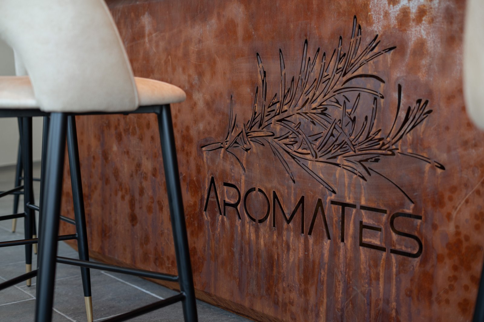 Logo Aromates grav&eacute; dans le comptoir en acier corten