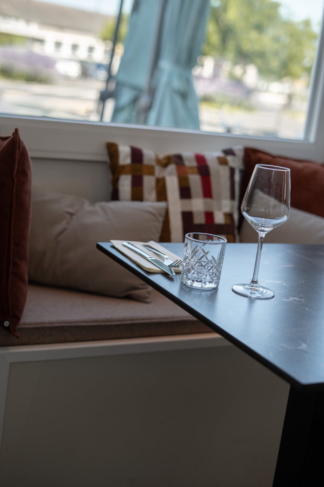 Verre de vin et coussins