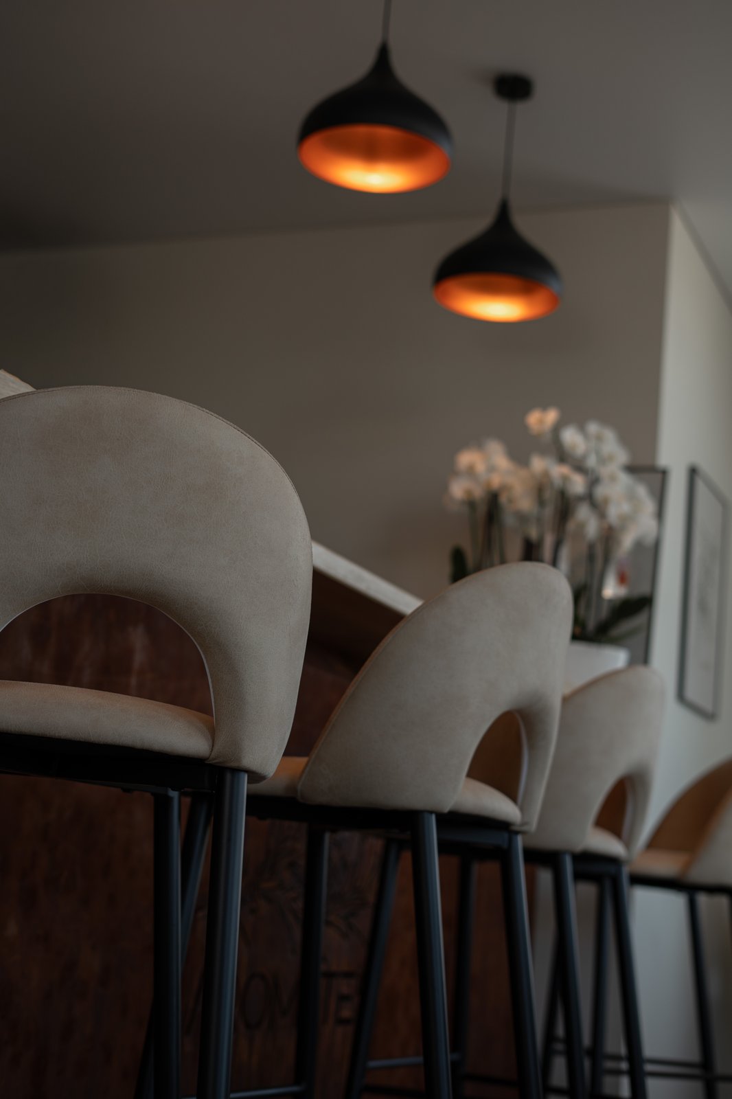 Tabourets de bar et suspensions cuivre