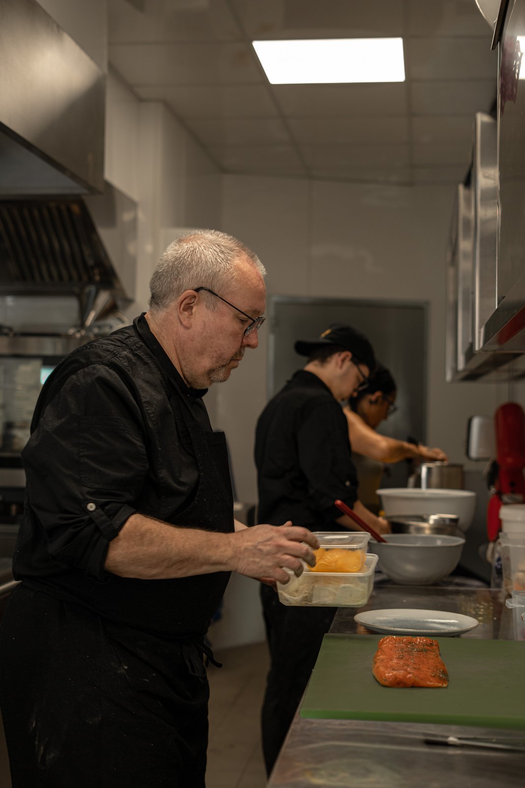 Julien et son second en cuisine avec saumon