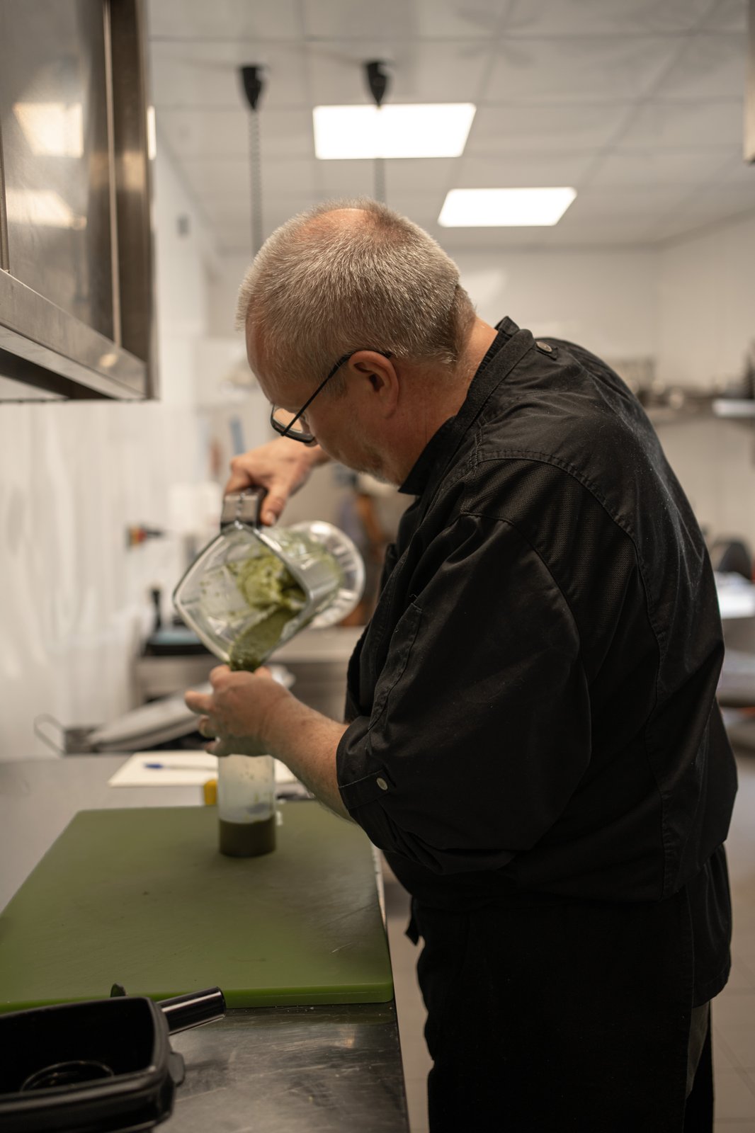 Julien pr&eacute;parant une sauce aux herbes