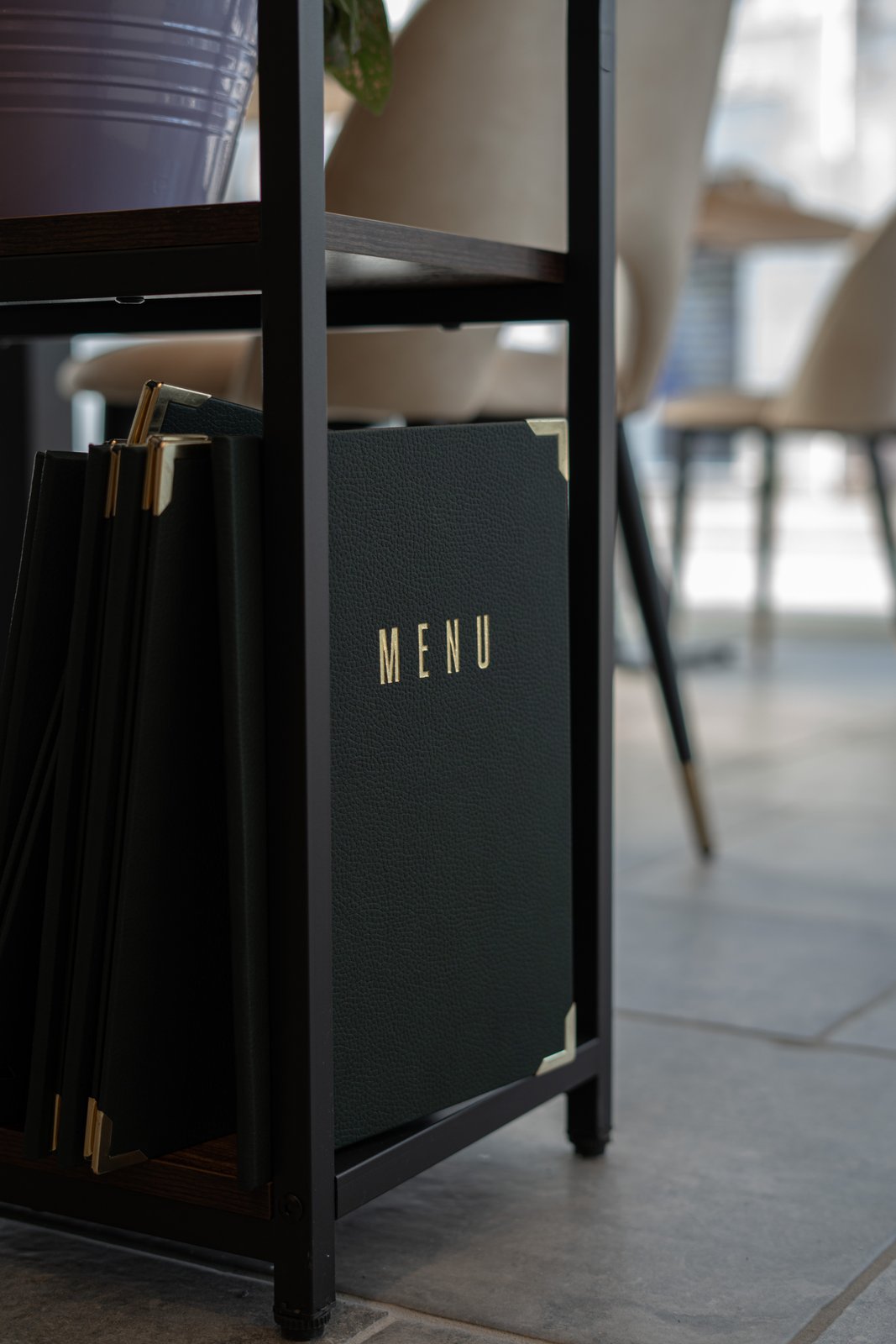 Carte du menu en cuir noir et or