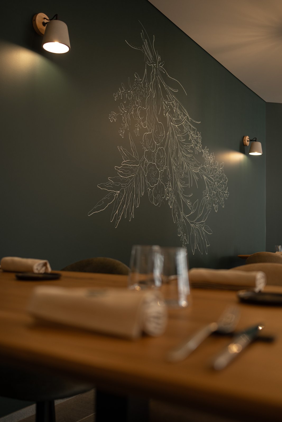 Salle du restaurant avec fresque botanique