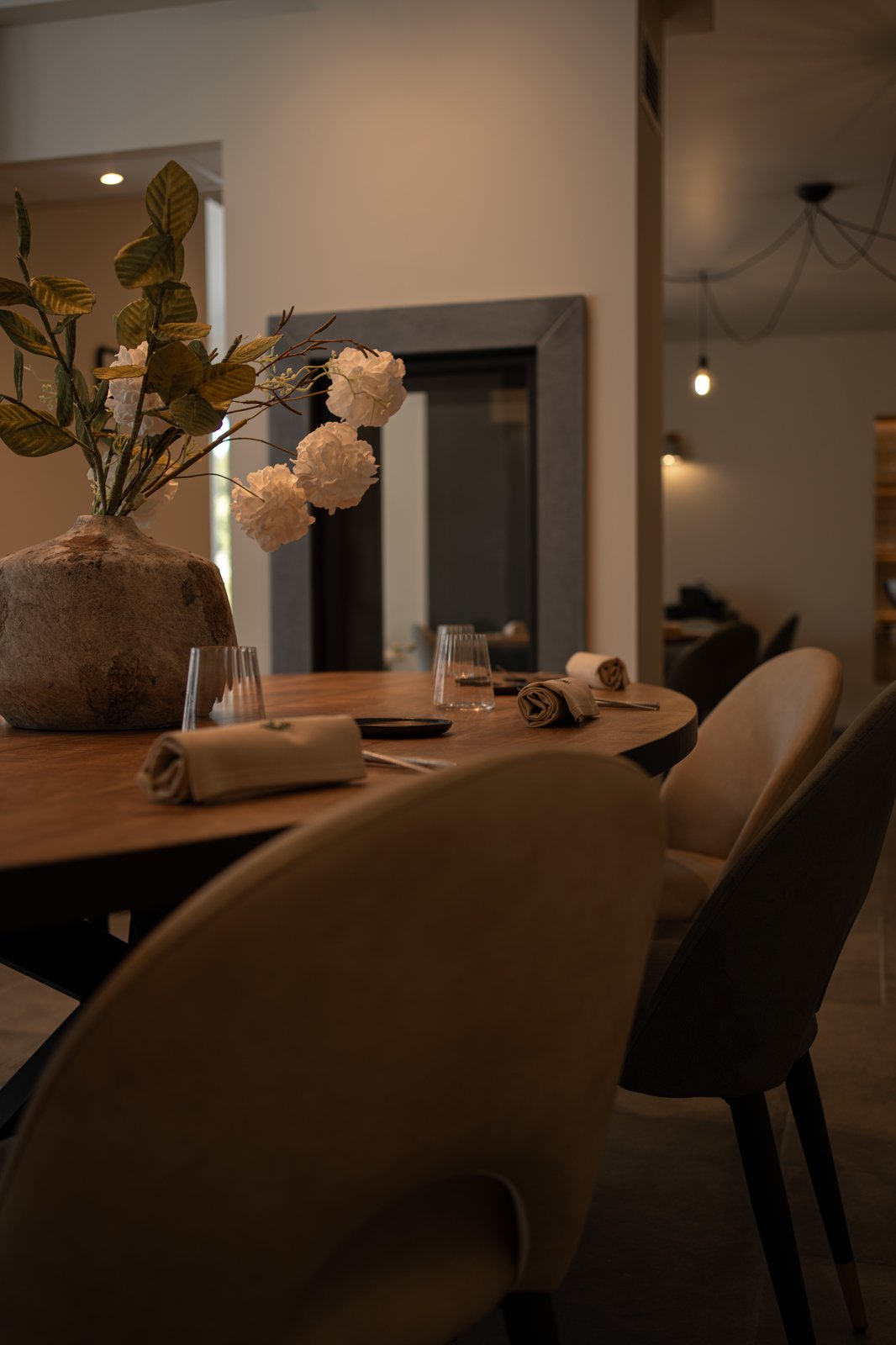 Table ronde avec vase et fleurs