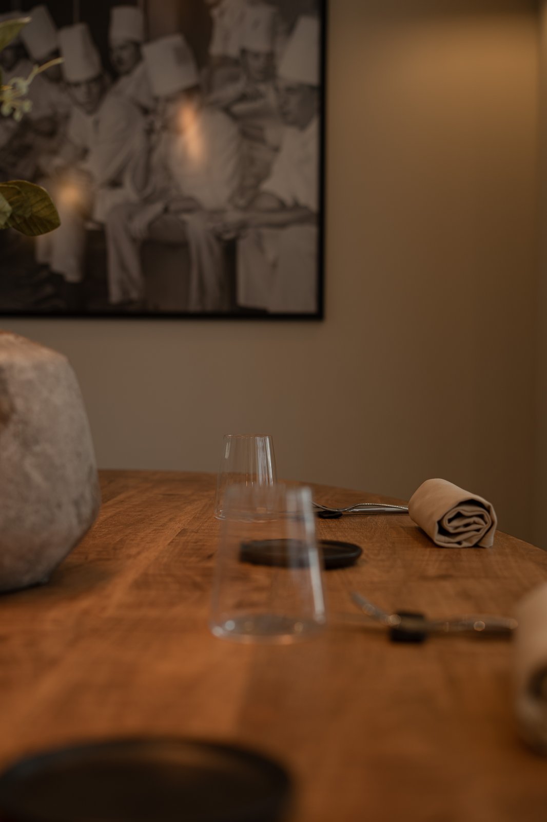 Table dress&eacute;e avec photo de chefs au mur